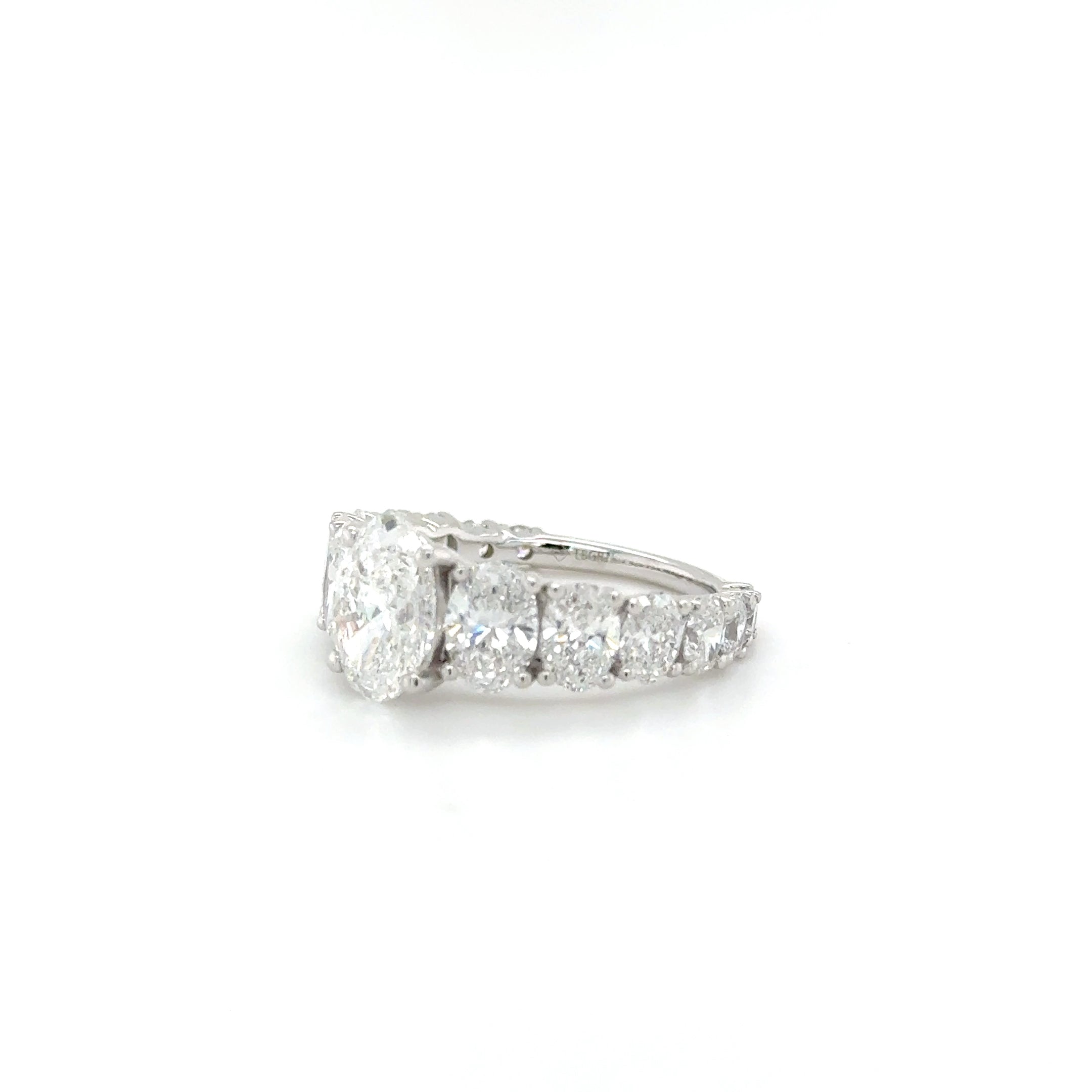 “White Fire Cascade: Oval Degradé Diamond Ring – 4.37ct Lab-Grown Brilliance”