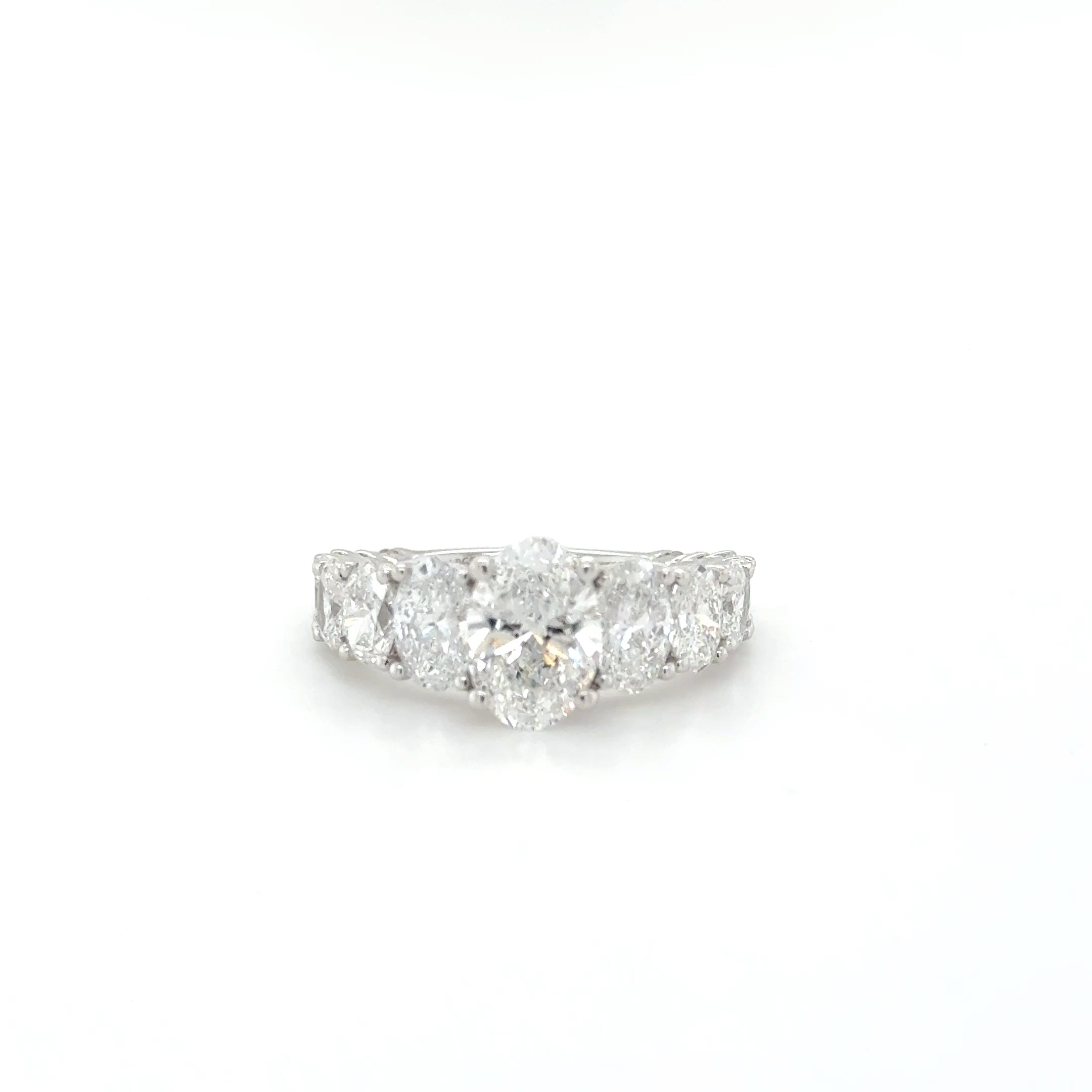 “White Fire Cascade: Oval Degradé Diamond Ring – 4.37ct Lab-Grown Brilliance”