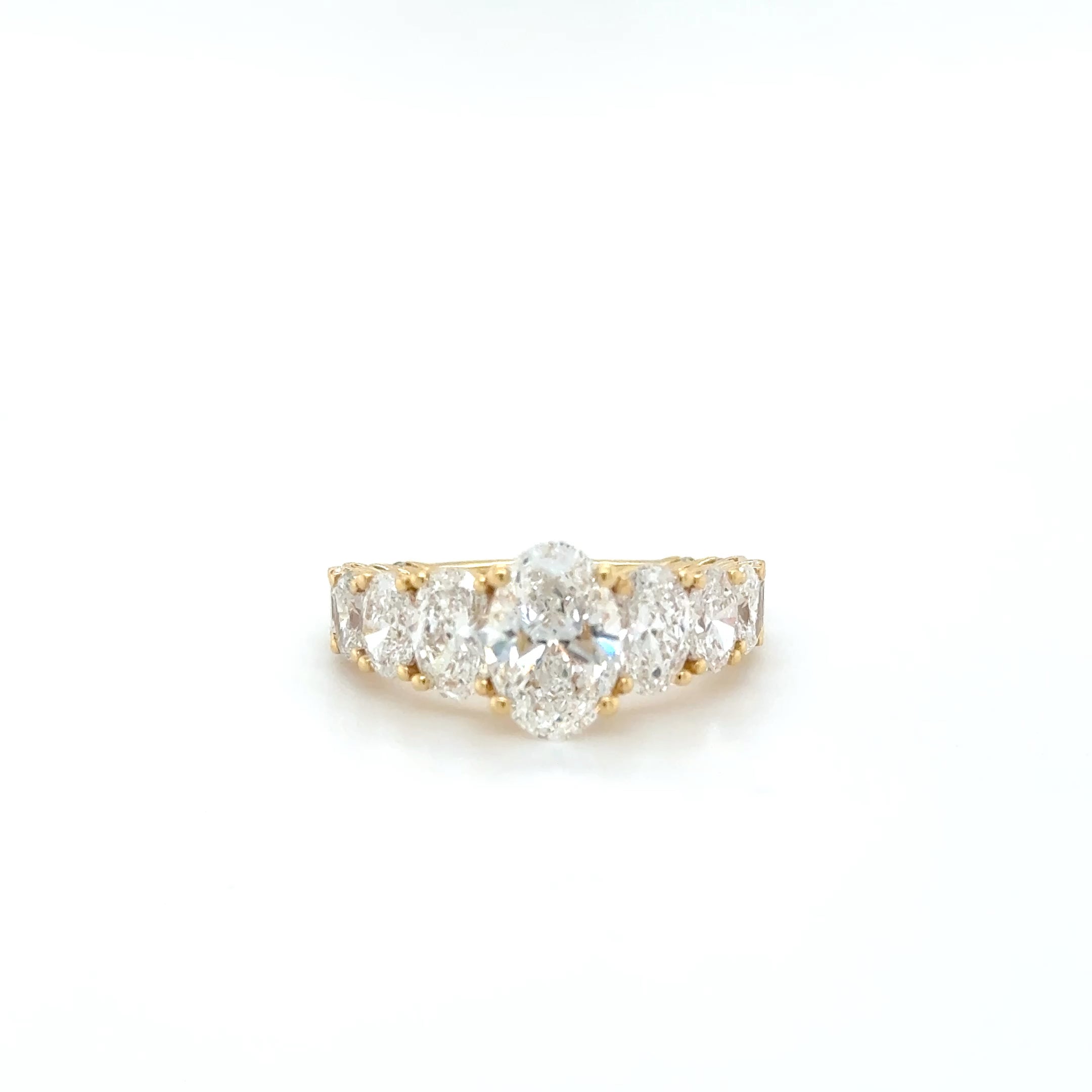 Graduated Oval Diamond Ring in Yellow Gold – 4.41ct Lab-Grown