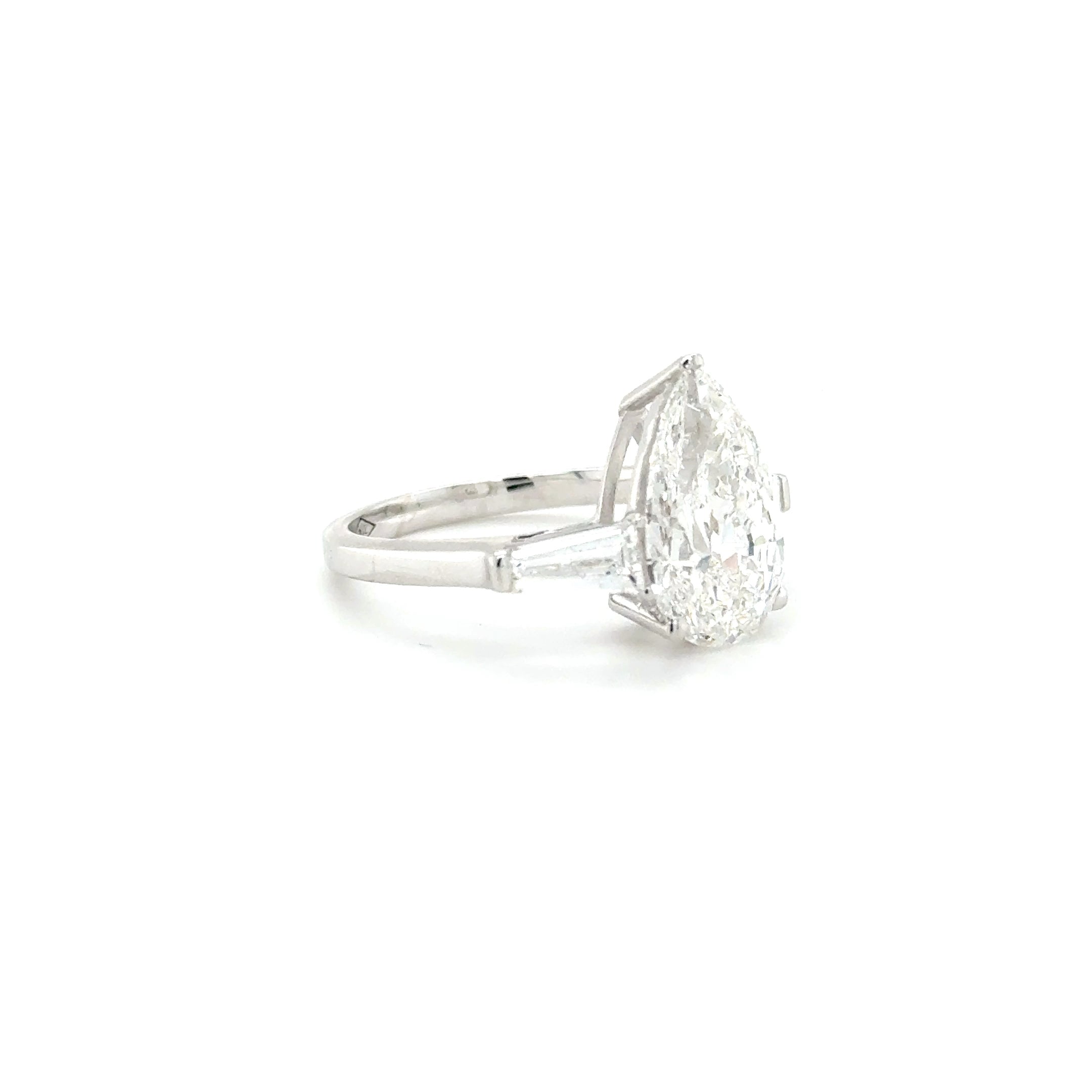 “Timeless Grace: Pear-Shaped Center with Tapered Diamond Accents – 4.46ct Lab-Grown”